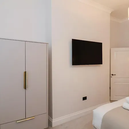 The Salisbury 2 Bedroom Deluxe * Scarborough